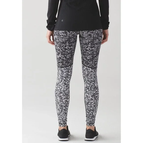 Lululemon‎ Wunder Under Hi-Rise Statement Leggings Black White Abstract Size 8 - Picture 2 of 9